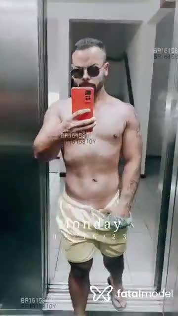 Acompanhante homem morena (o) de olhos castanhos em São José - Rodrigo