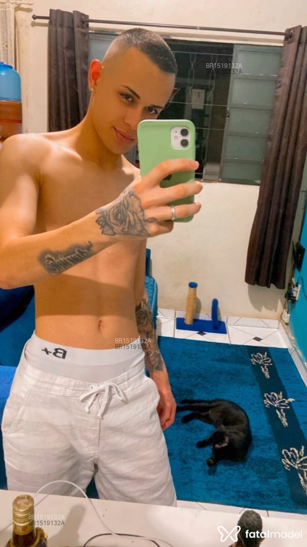 Acompanhante homem com cabelo castanho de olhos castanhos em Guaratinguetá Acompanhante homem com cabelo castanho de olhos castanhos em Guaratinguetá - Lucas