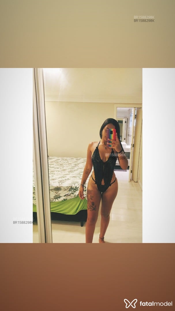 Acompanhante mulher com cabelo castanho de olhos castanhos em Balneário Camboriú - Julia Monteiro