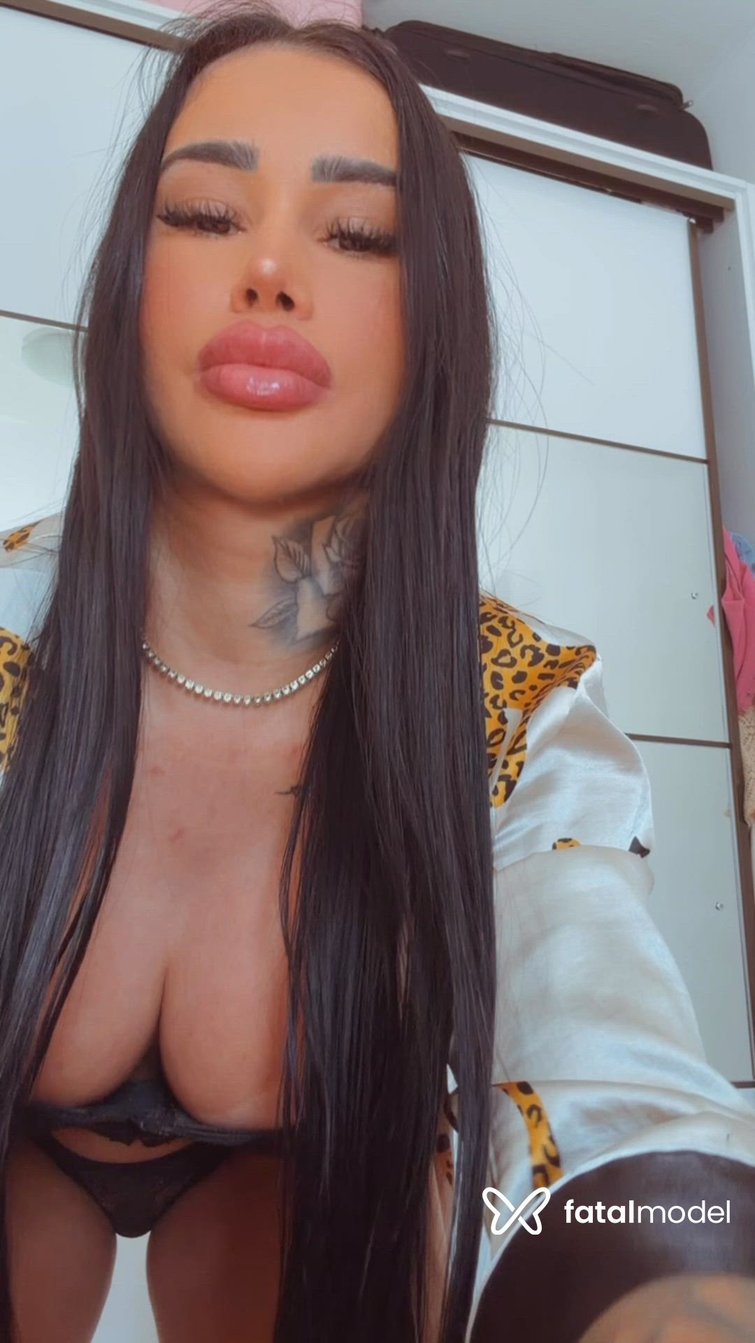 Acompanhante mulher morena (o) de olhos castanhos - Iza mello