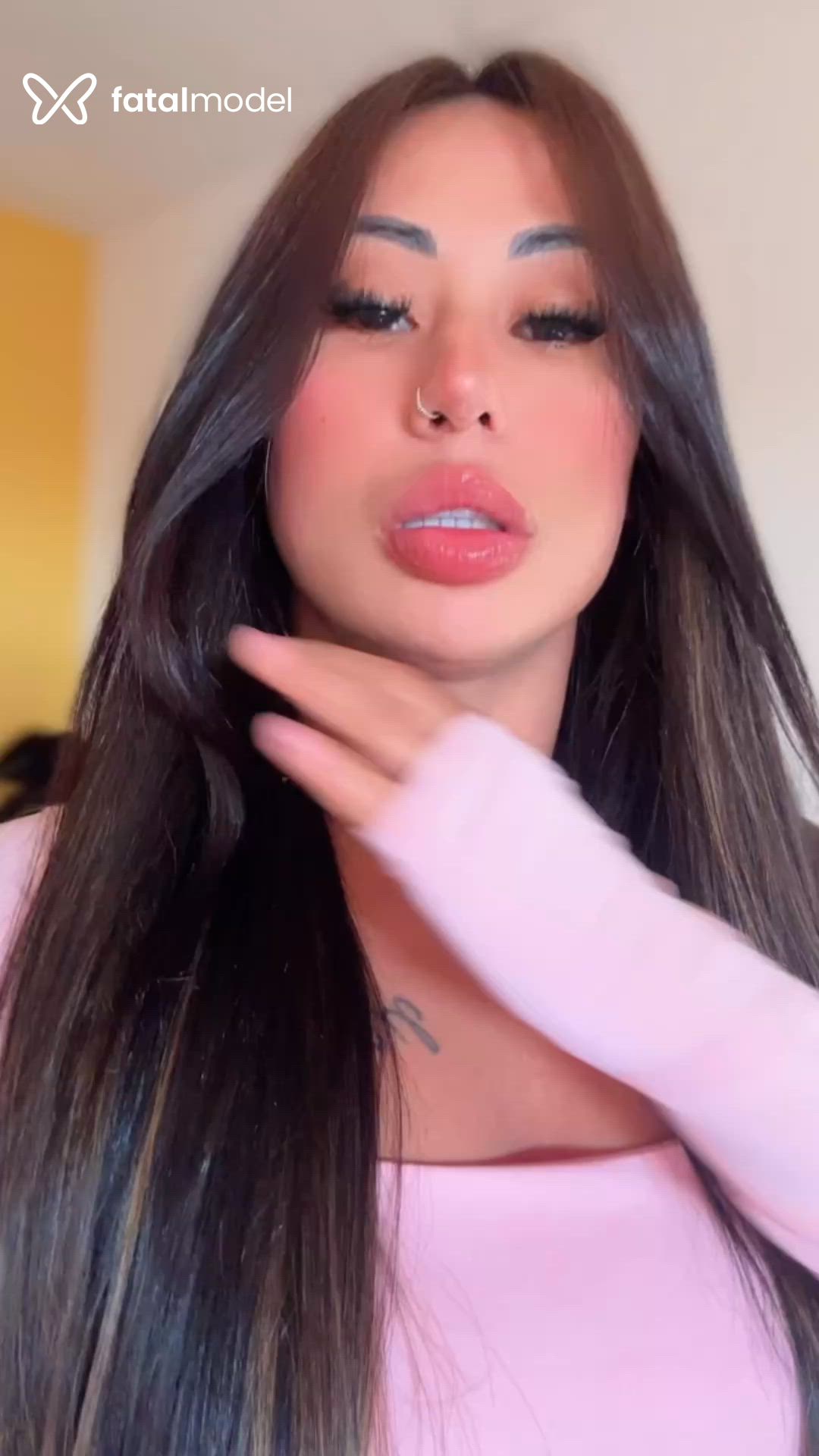 Acompanhante mulher com cabelo colorido de olhos castanhos - SABRINA