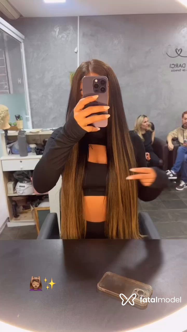 Acompanhante mulher com cabelo colorido de olhos castanhos - SABRINA