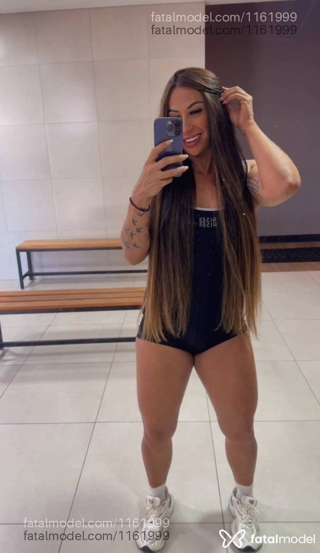 Acompanhante mulher com cabelo colorido de olhos castanhos - SABRINA