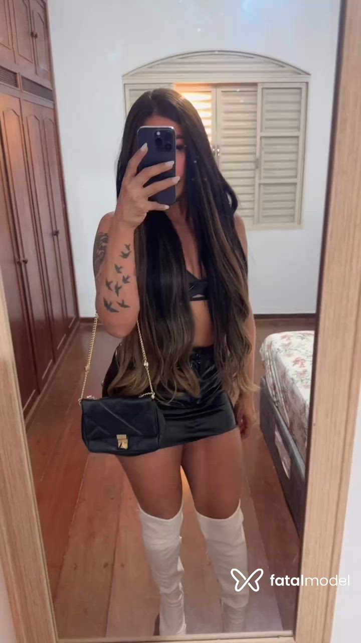 Acompanhante mulher com cabelo colorido de olhos castanhos - SABRINA