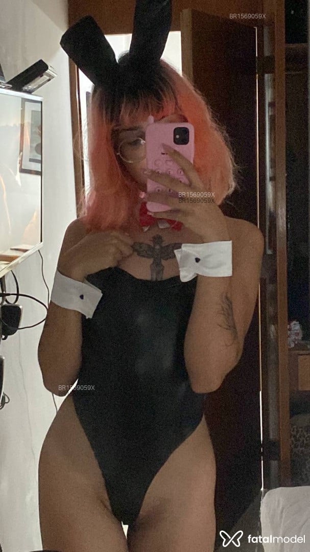 Acompanhante mulher com cabelo colorido de olhos castanhos em Macaé - Azukat