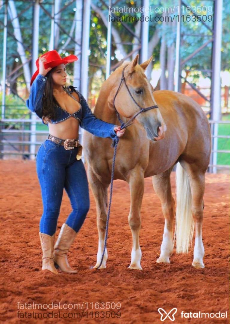 Acompanhante mulher morena (o) de olhos mel - Bruna