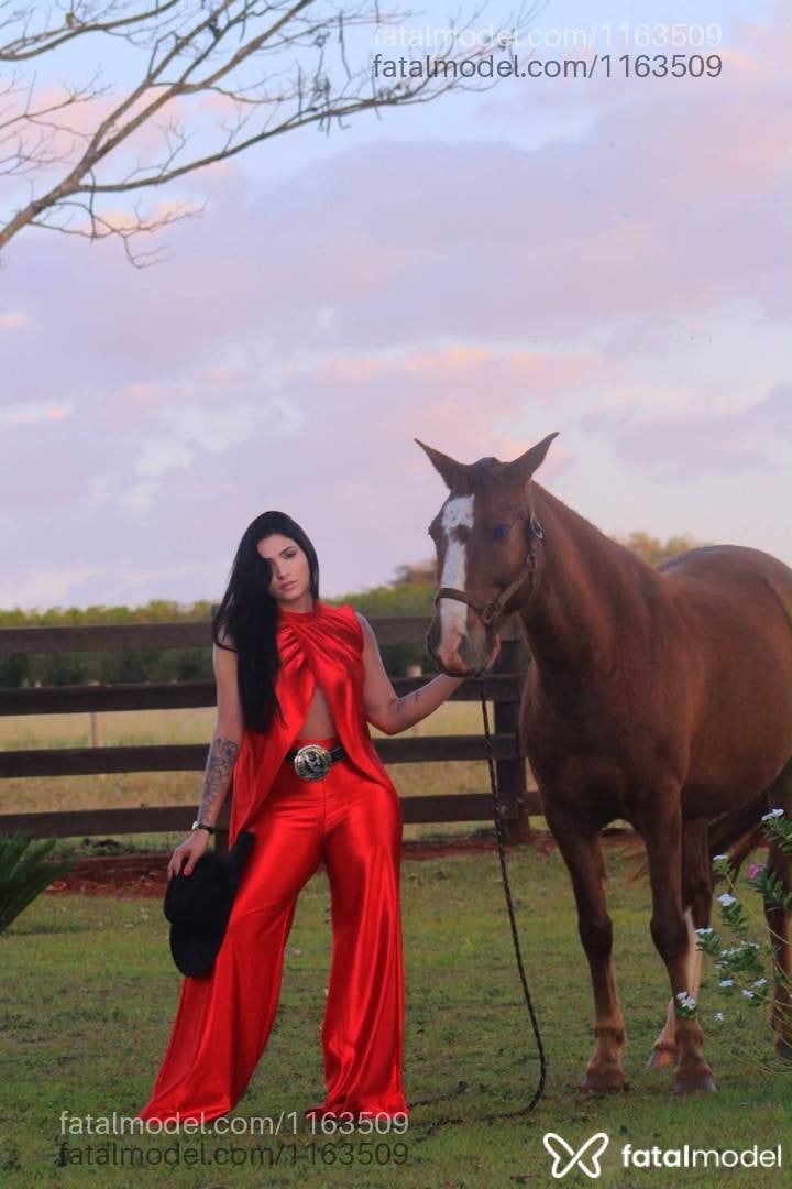 Acompanhante mulher morena (o) de olhos mel - Bruna