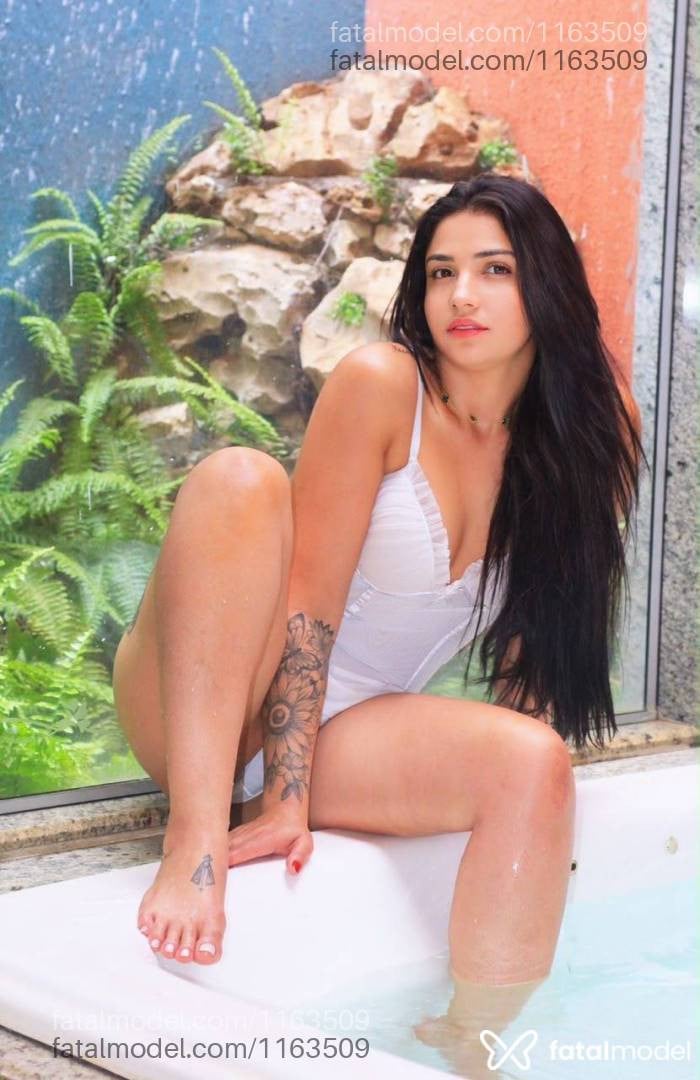Acompanhante mulher morena (o) de olhos mel - Bruna