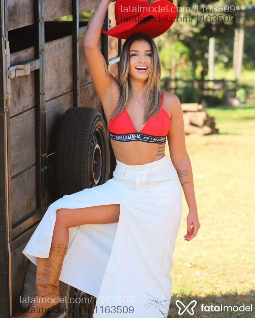 Acompanhante mulher morena (o) de olhos mel - Bruna