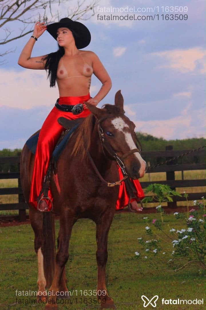 Acompanhante mulher morena (o) de olhos mel - Bruna