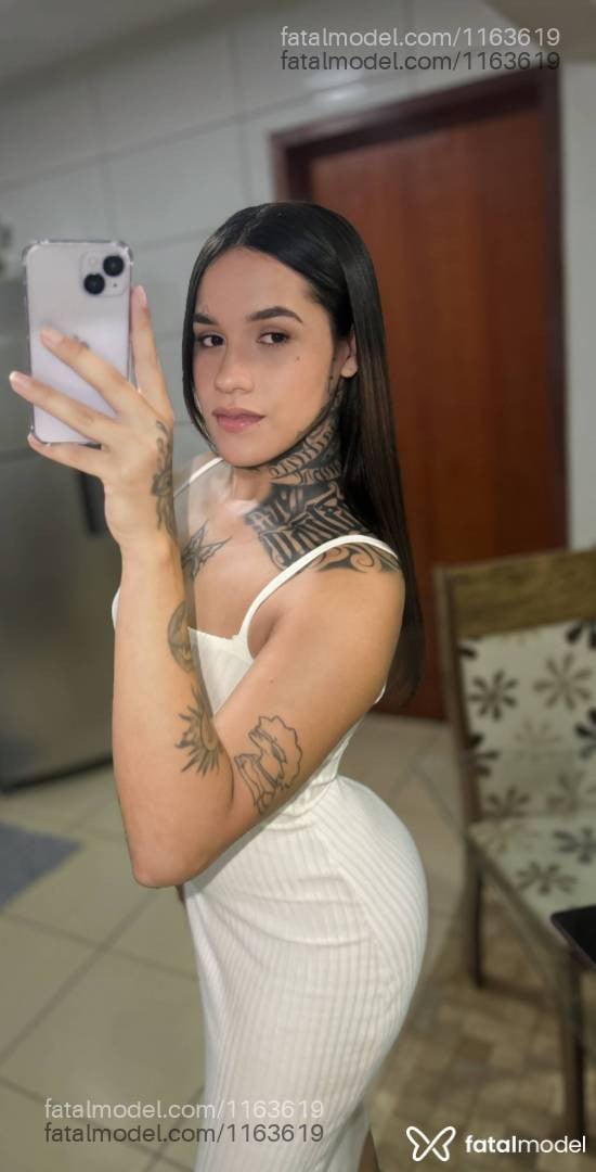 Acompanhante mulher trans com cabelo castanho de olhos castanhos - Rafaela