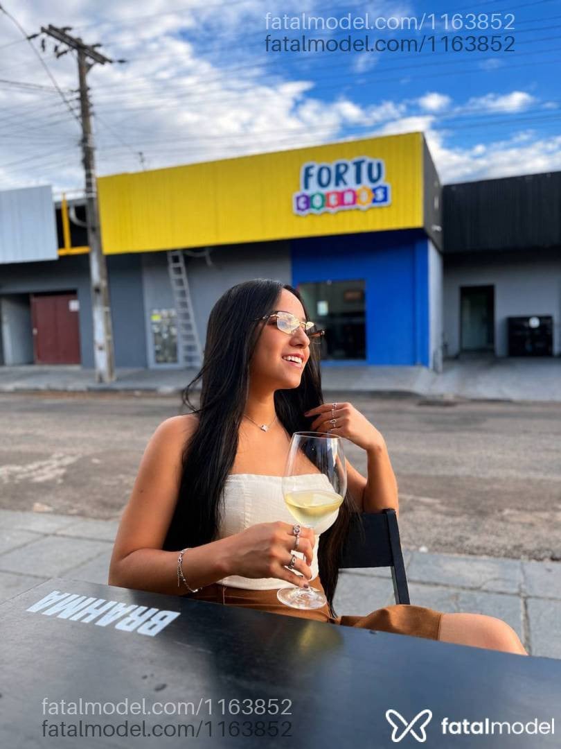 Acompanhante mulher morena (o) de olhos pretos - Mirella Scarlett