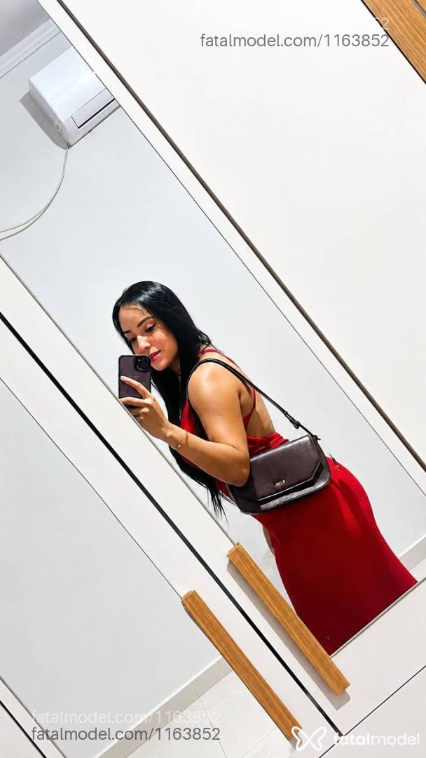 Acompanhante mulher morena (o) de olhos pretos - Mirella Scarlett