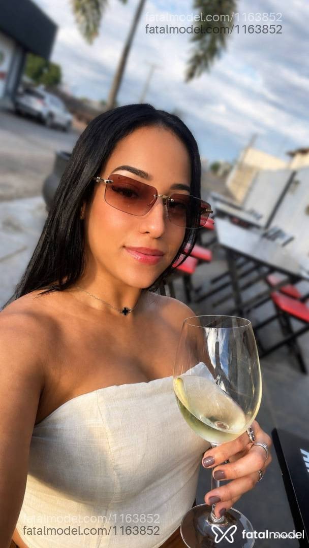 Acompanhante mulher morena (o) de olhos pretos - Mirella Scarlett