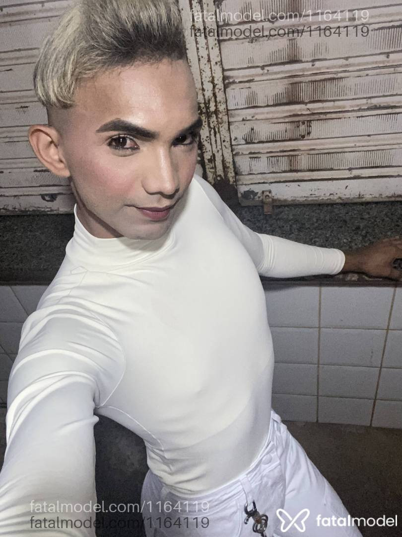 Acompanhante homem loira (o) de olhos castanhos em Novo Progresso - Theyloon