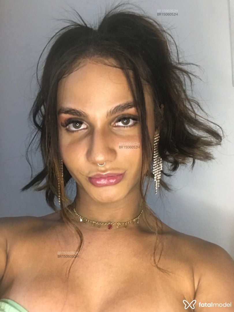 Acompanhante travesti com cabelo castanho de olhos verdes em Porto Alegre - Luanna Borges