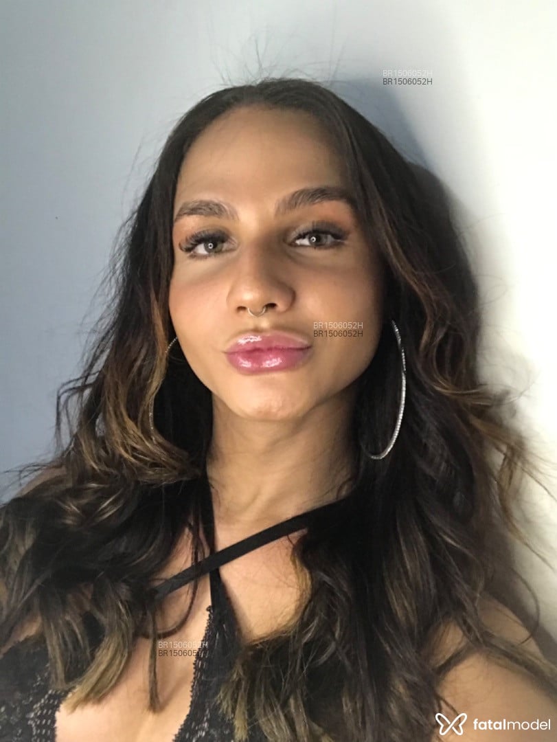Acompanhante travesti com cabelo castanho de olhos verdes em Porto Alegre - Luanna Borges
