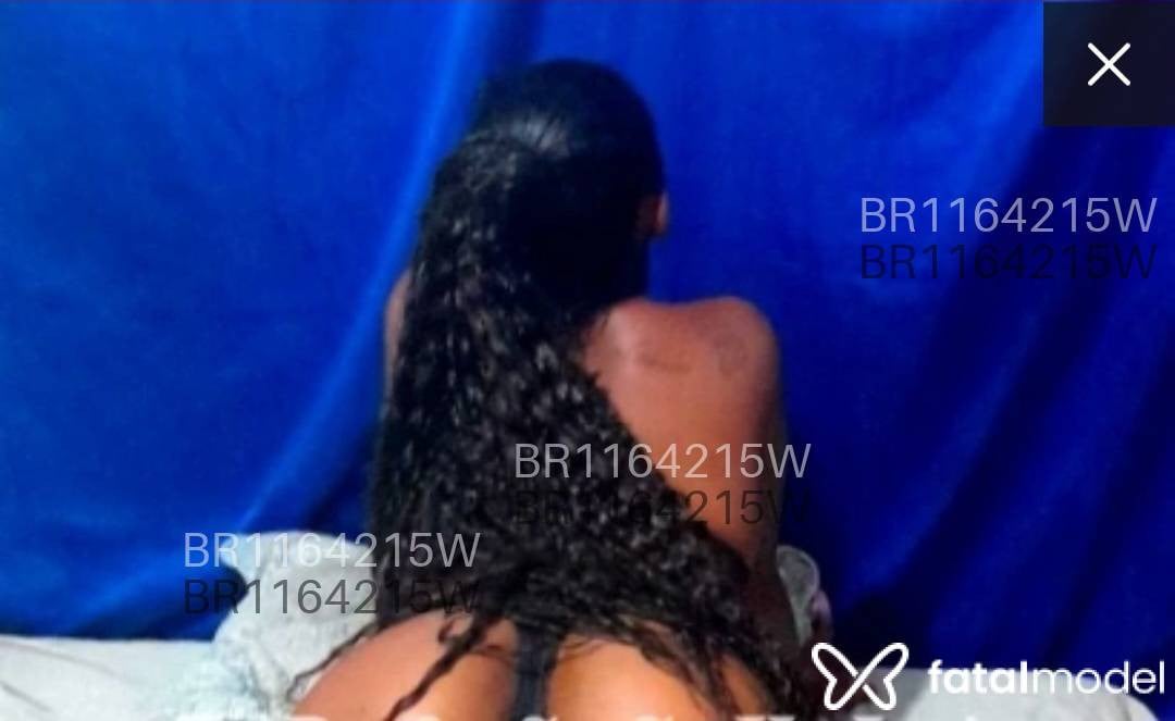Acompanhante mulher com cabelo castanho de olhos castanhos - Flávia Tedescho