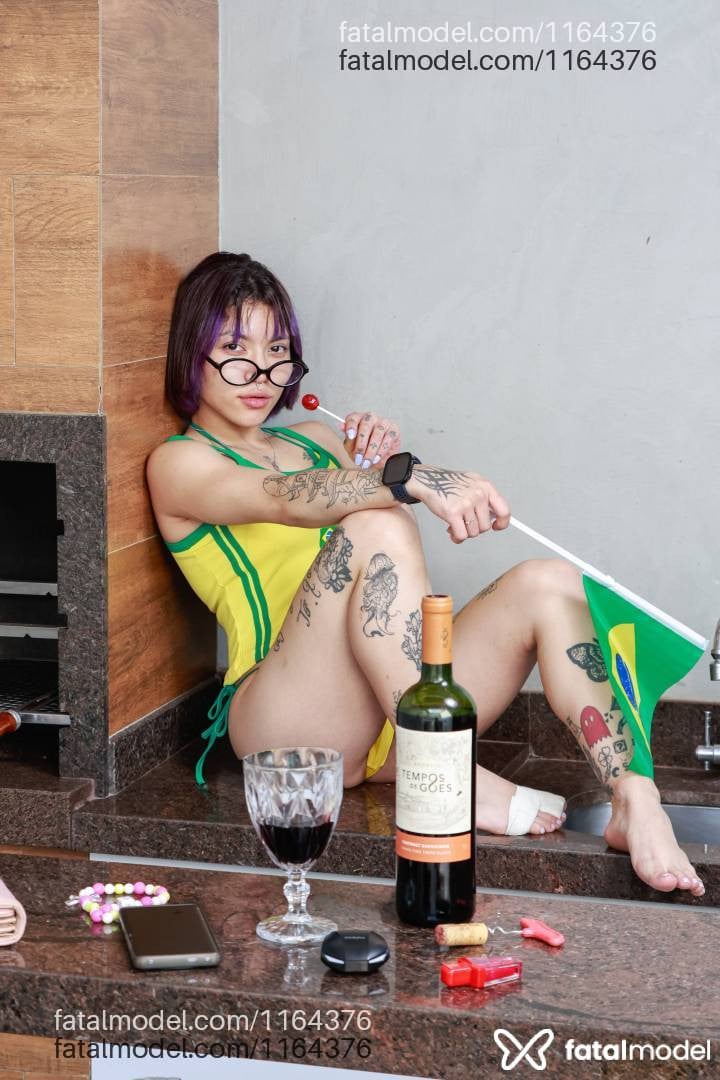 Acompanhante mulher morena (o) de olhos castanhos - Naomi Okino