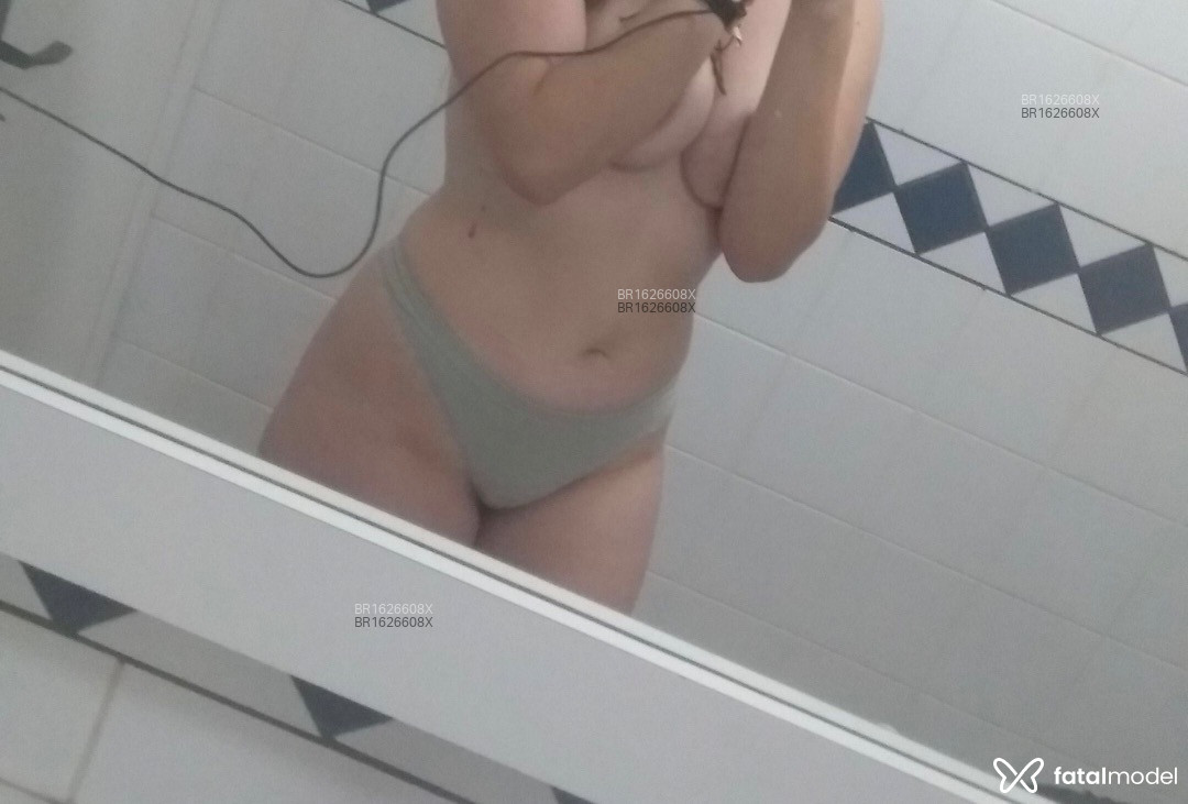 Acompanhante mulher com cabelo castanho de olhos castanhos em Virtual Acompanhante mulher com cabelo castanho de olhos castanhos em Virtual - Renata