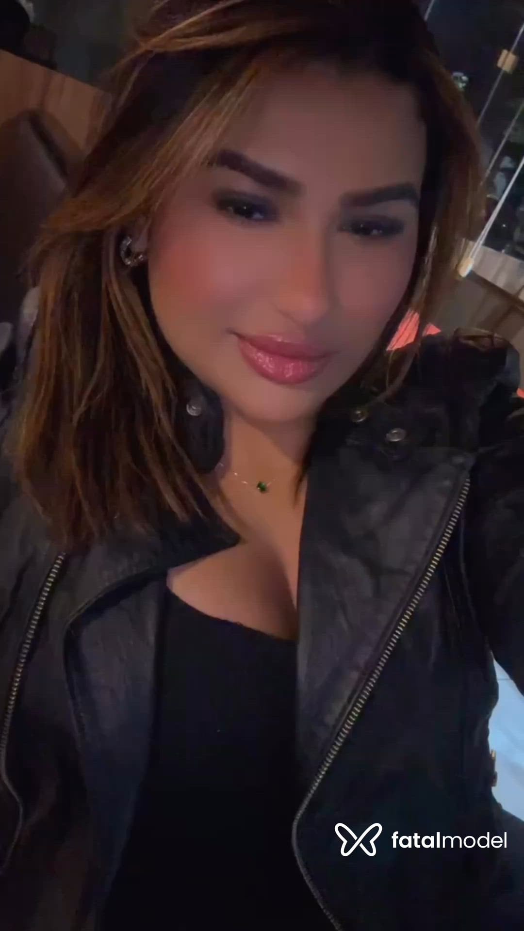 Acompanhante mulher com cabelo castanho de olhos castanhos - Camila
