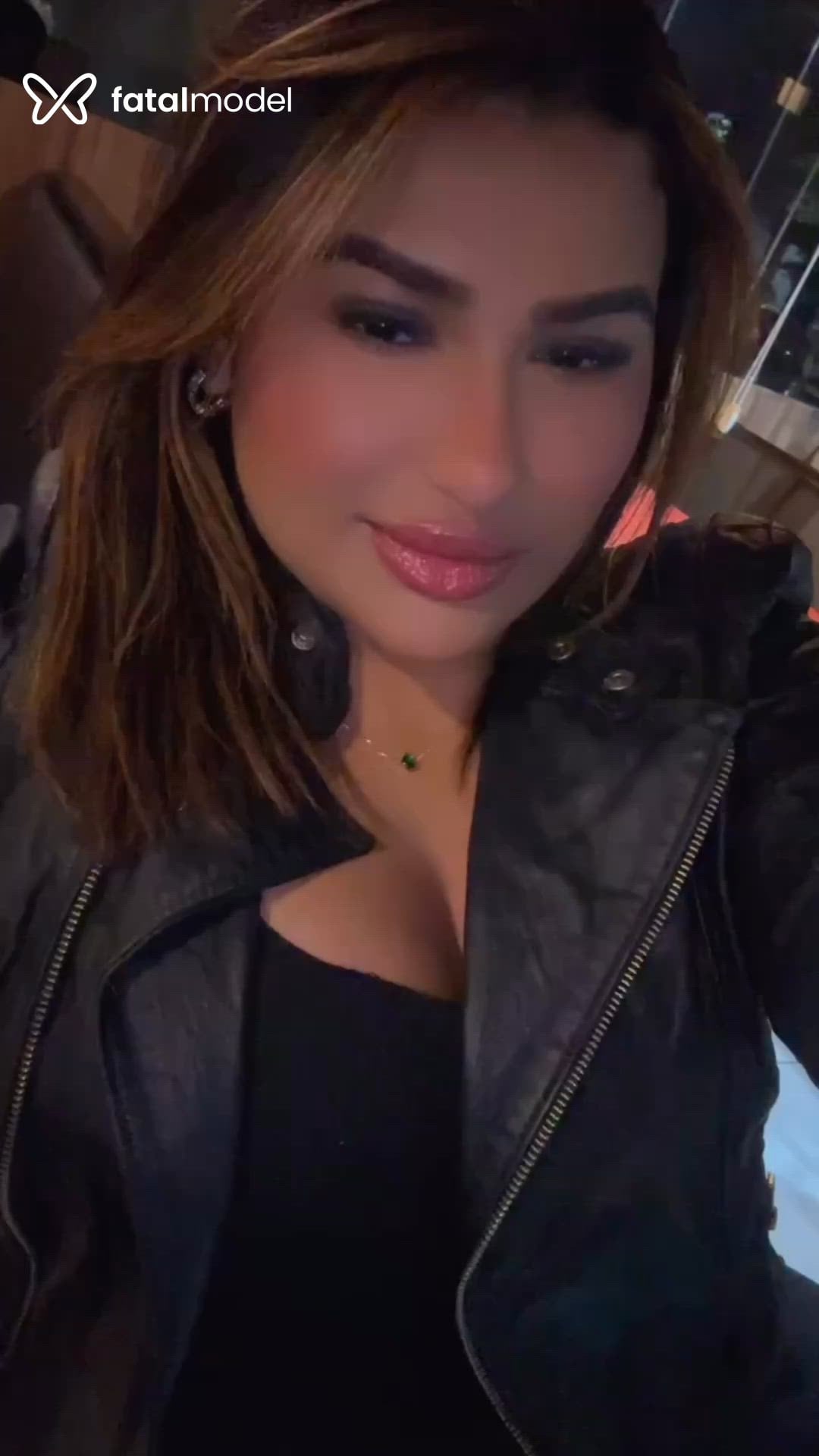 Acompanhante mulher com cabelo castanho de olhos castanhos - Camila