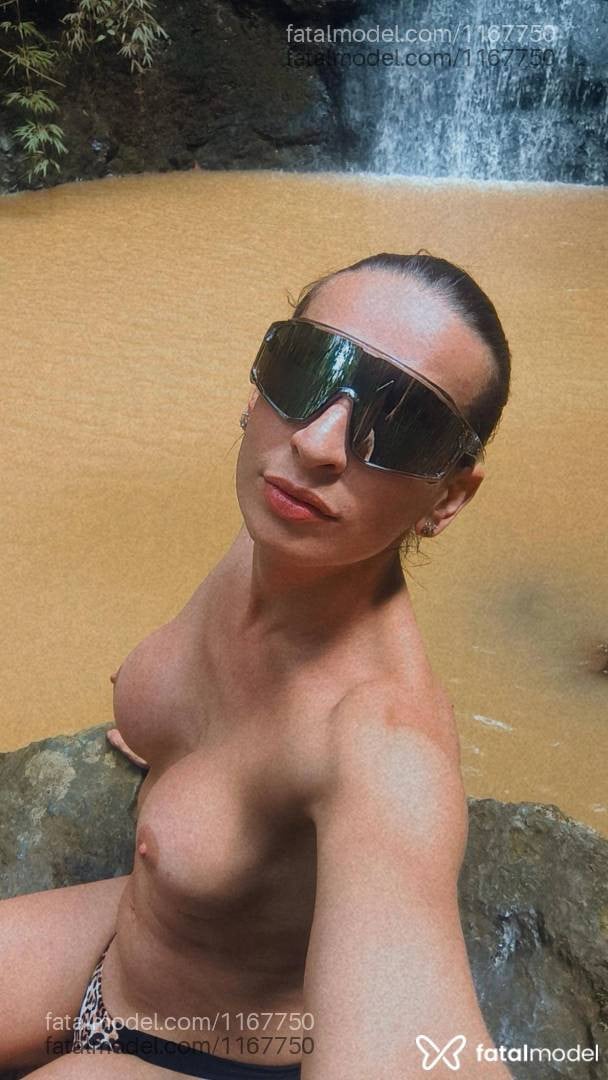 Acompanhante mulher trans com cabelo castanho de olhos castanhos - Valentina Ricci