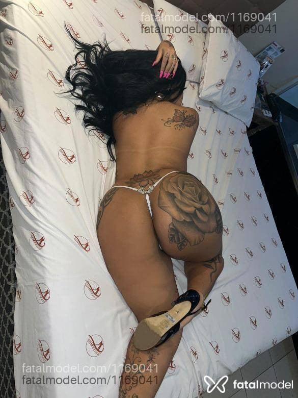 Acompanhante mulher morena (o) de olhos castanhos - Bárbara Balls