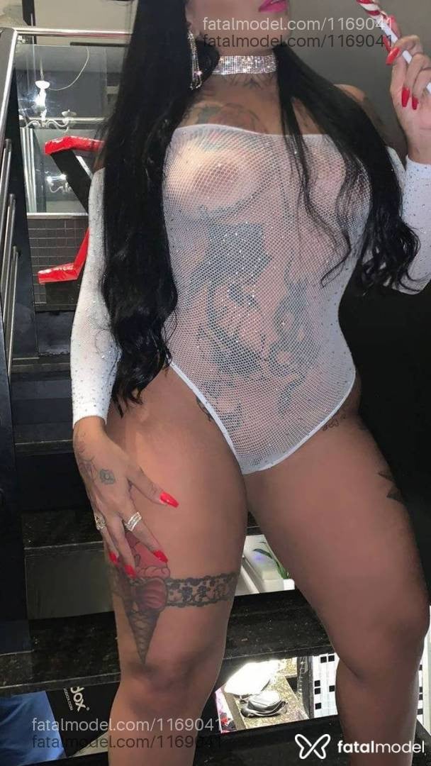 Acompanhante mulher morena (o) de olhos castanhos - Bárbara Balls