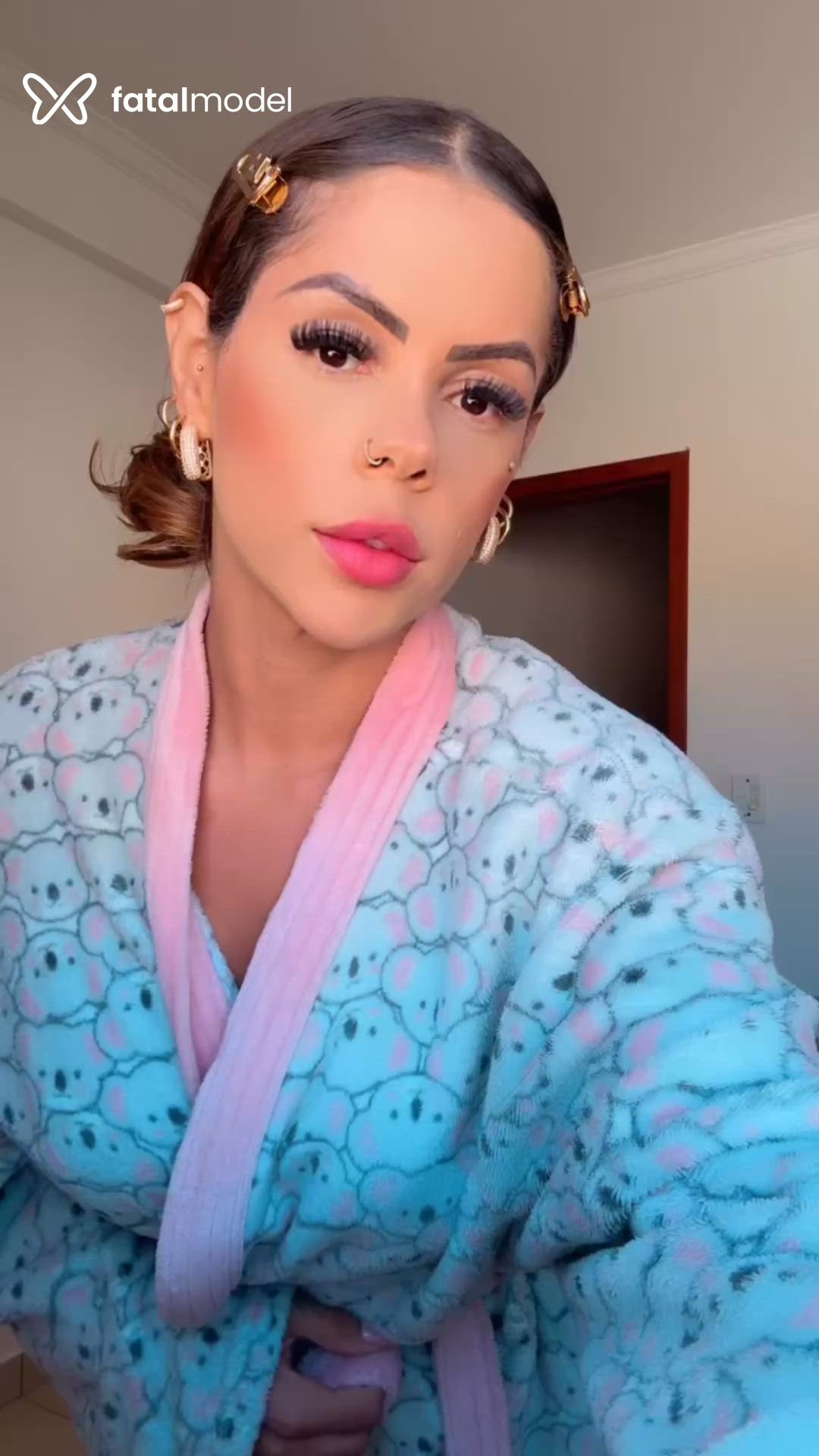 Acompanhante mulher com cabelo castanho de olhos castanhos em Maringá - Júlia Ambrósio