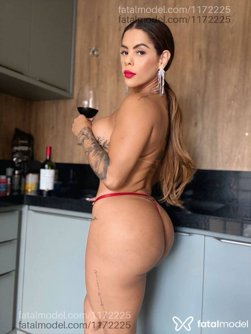 Acompanhante mulher com cabelo castanho de olhos castanhos - Júlia Ambrósio