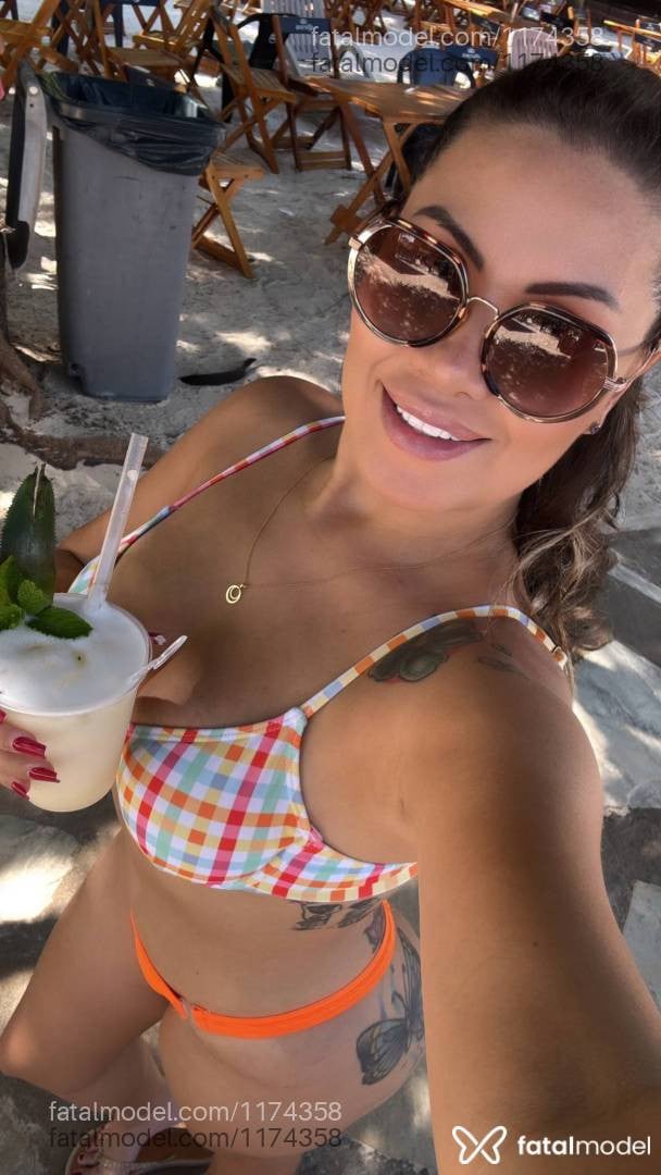 Acompanhante mulher com cabelo castanho de olhos mel - Mel Ferraz
