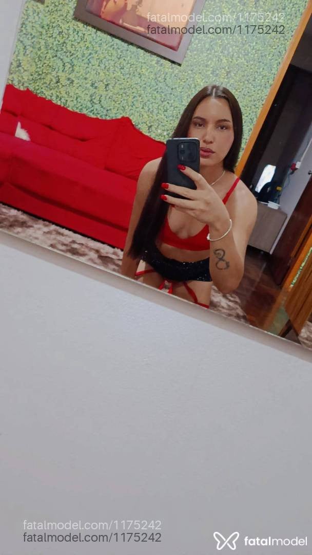 Acompanhante mulher trans com cabelo castanho de olhos castanhos - Djhuly kim