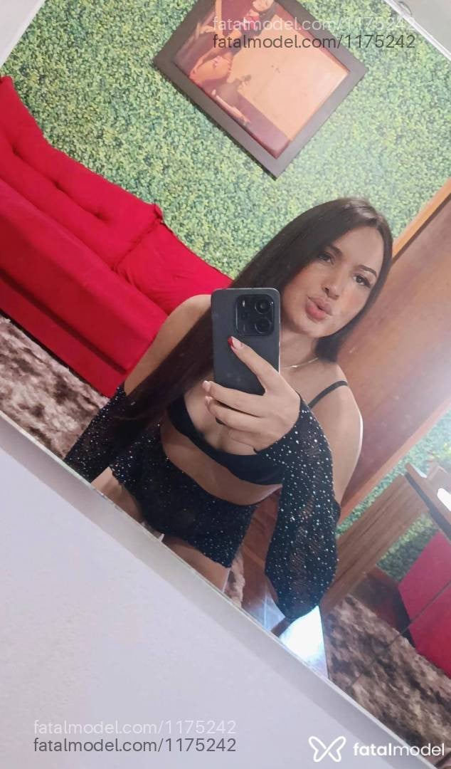 Acompanhante mulher trans com cabelo castanho de olhos castanhos - Djhuly kim
