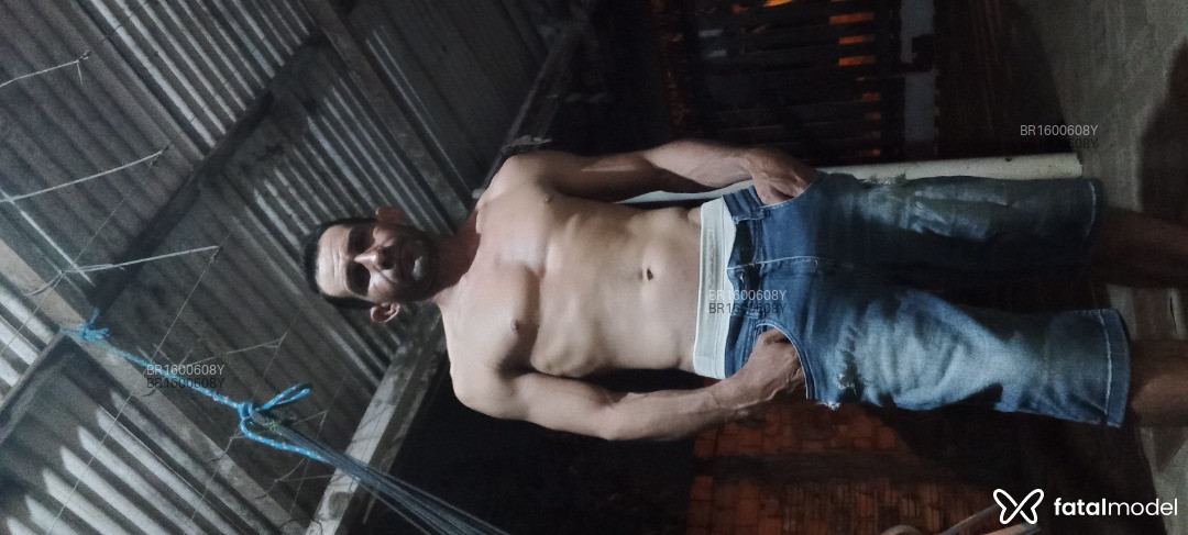 Acompanhante homem com cabelo castanho de olhos castanhos em Virtual - Dyonboy