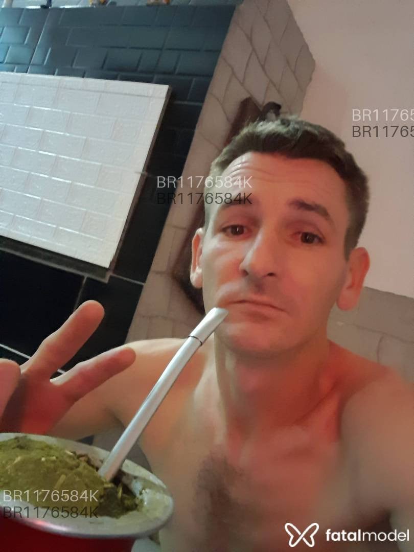 Acompanhante homem com cabelo castanho de olhos castanhos em Camboriú - Daniel