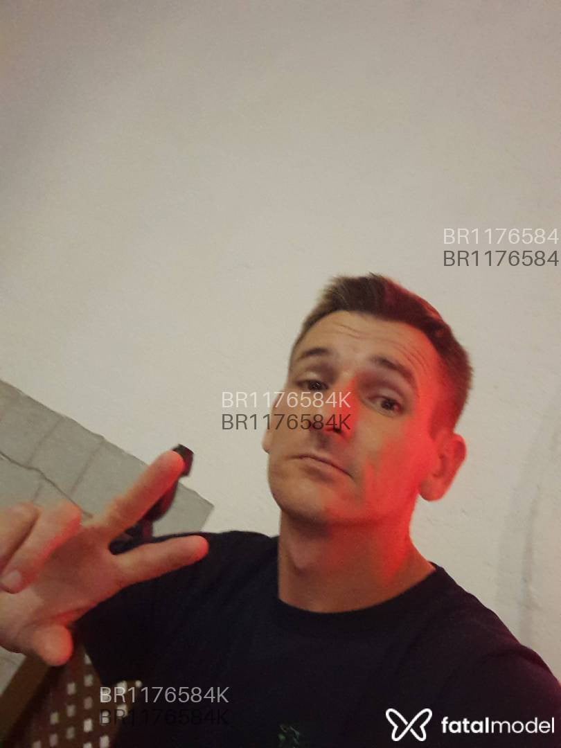 Acompanhante homem com cabelo castanho de olhos castanhos em Camboriú - Daniel