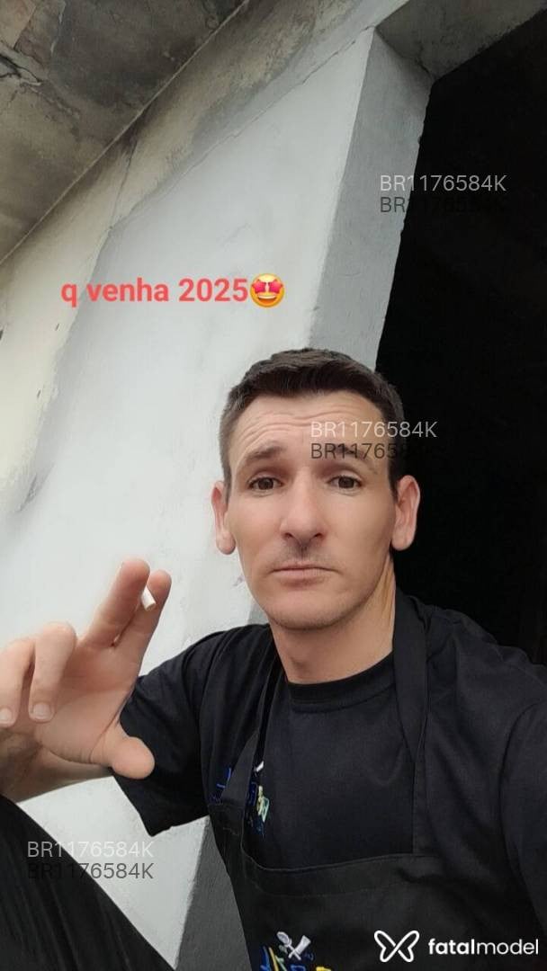 Acompanhante homem com cabelo castanho de olhos castanhos em Camboriú - Daniel