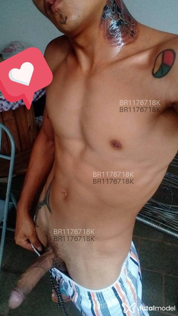 Acompanhante homem com cabelo castanho de olhos castanhos - Junior Acompanhante homem com cabelo castanho de olhos castanhos - Junior
