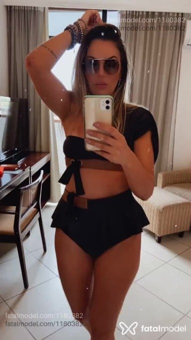 Acompanhante mulher loira (o) de olhos castanhos em Balneário Camboriú - Mel Andrade