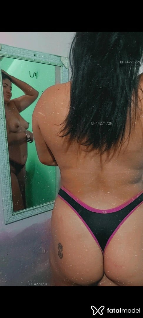 Acompanhante mulher com cabelo castanho de olhos verdes em Fortaleza - Valentina Martins