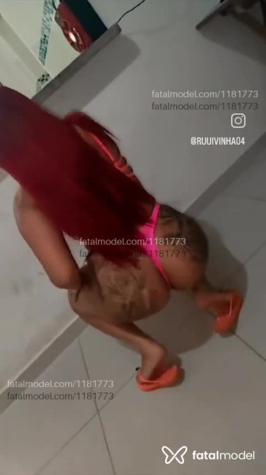 Acompanhante mulher ruiva (o) de olhos castanhos - Hellen Acompanhante mulher ruiva (o) de olhos castanhos - Hellen