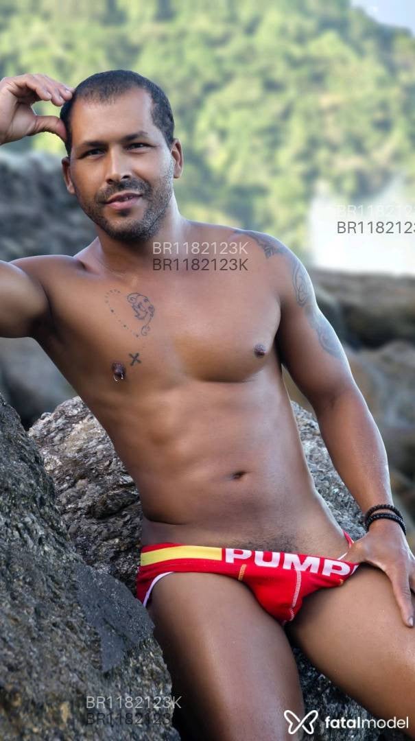 Acompanhante homem com cabelo castanho de olhos pretos - valdemir