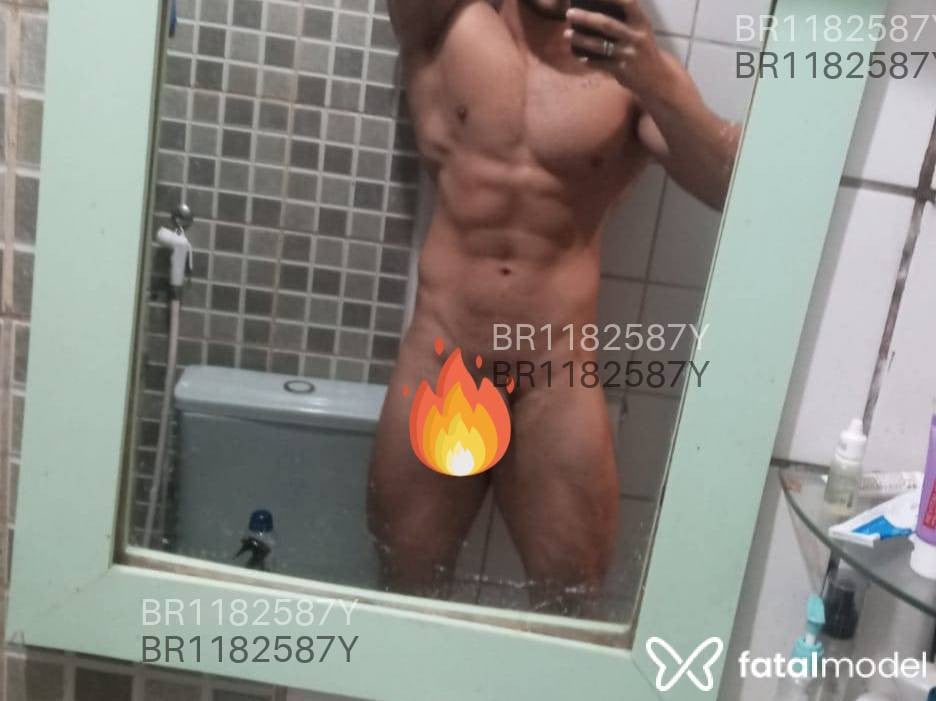 Acompanhante homem com cabelo castanho de olhos azuis - Mateus