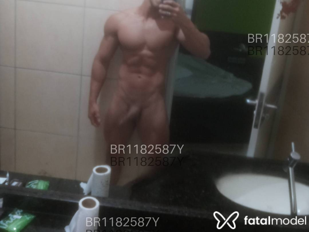 Acompanhante homem com cabelo castanho de olhos azuis - Mateus