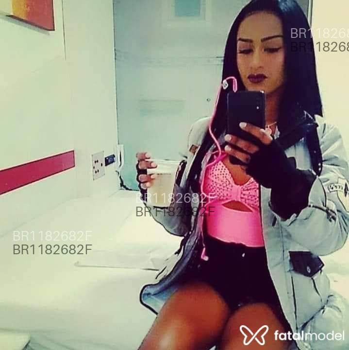 Acompanhante travesti com cabelo castanho de olhos castanhos em Magé Acompanhante travesti com cabelo castanho de olhos castanhos em Magé - Penélope