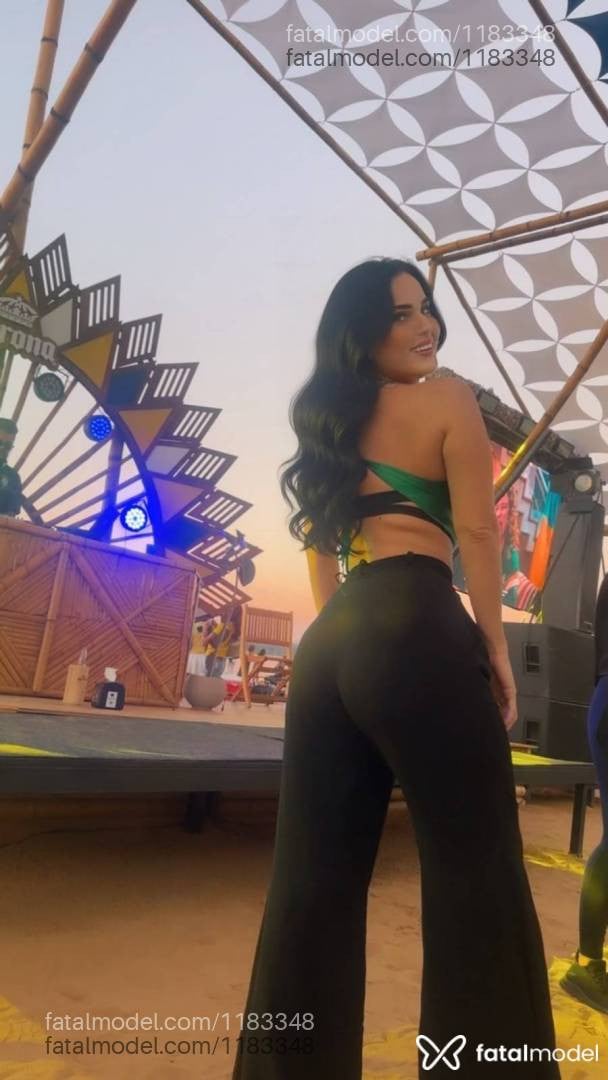Acompanhante mulher morena (o) de olhos mel - Clara Lopez