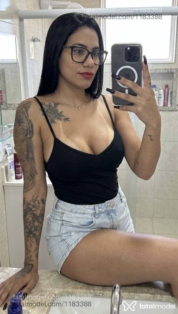 Acompanhante mulher morena (o) de olhos castanhos - Zuri Medeiros