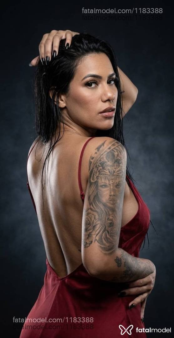 Acompanhante mulher morena (o) de olhos castanhos - Zuri Medeiros