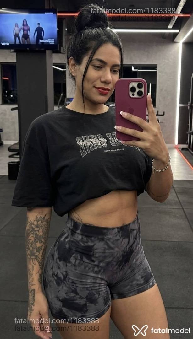 Acompanhante mulher morena (o) de olhos castanhos - Zuri Medeiros